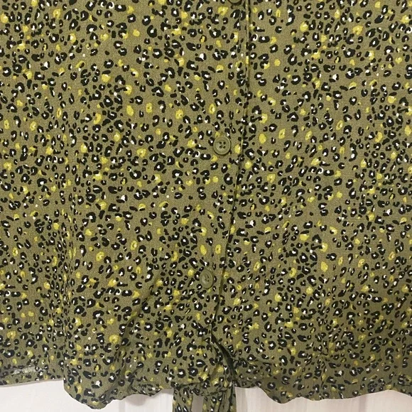 HP 5/17!! Calvin Klein Jeans Olive Leopard Print Tie Front Top - Picture 5 of 10
